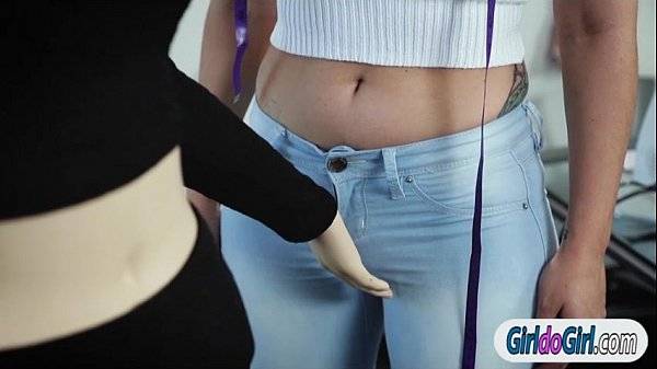 Lesbians Gabi Paltrova n Jenna Sativa lick each others pussy